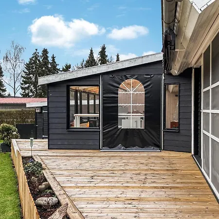 3 Bedroom Cozy In ハザスレウ