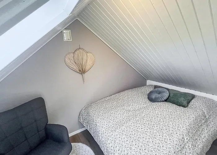 3 Bedroom Cozy In ハザスレウ